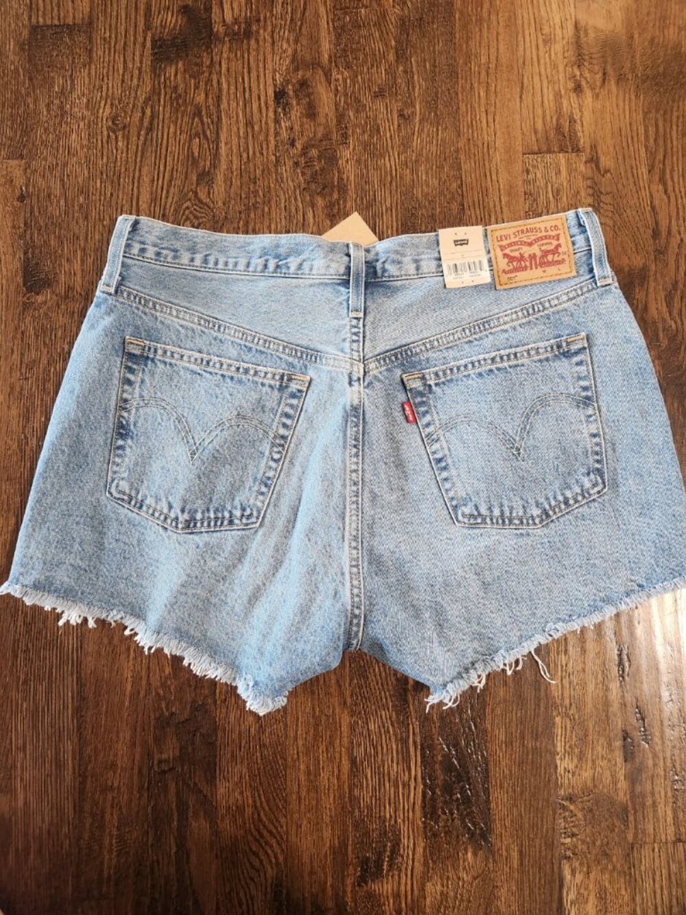 Levi’s NWT Women’s 501 Shorts Cotton High Rise Distressed Size 32 - Picture 2 of 5